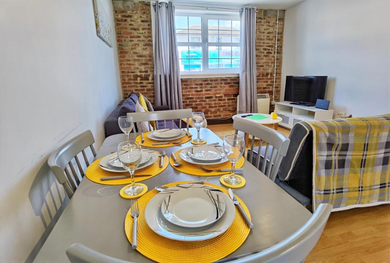 Flat 3 Lovely Spacious Apartment Available For Guests Parking Wifi Southampton Exterior photo